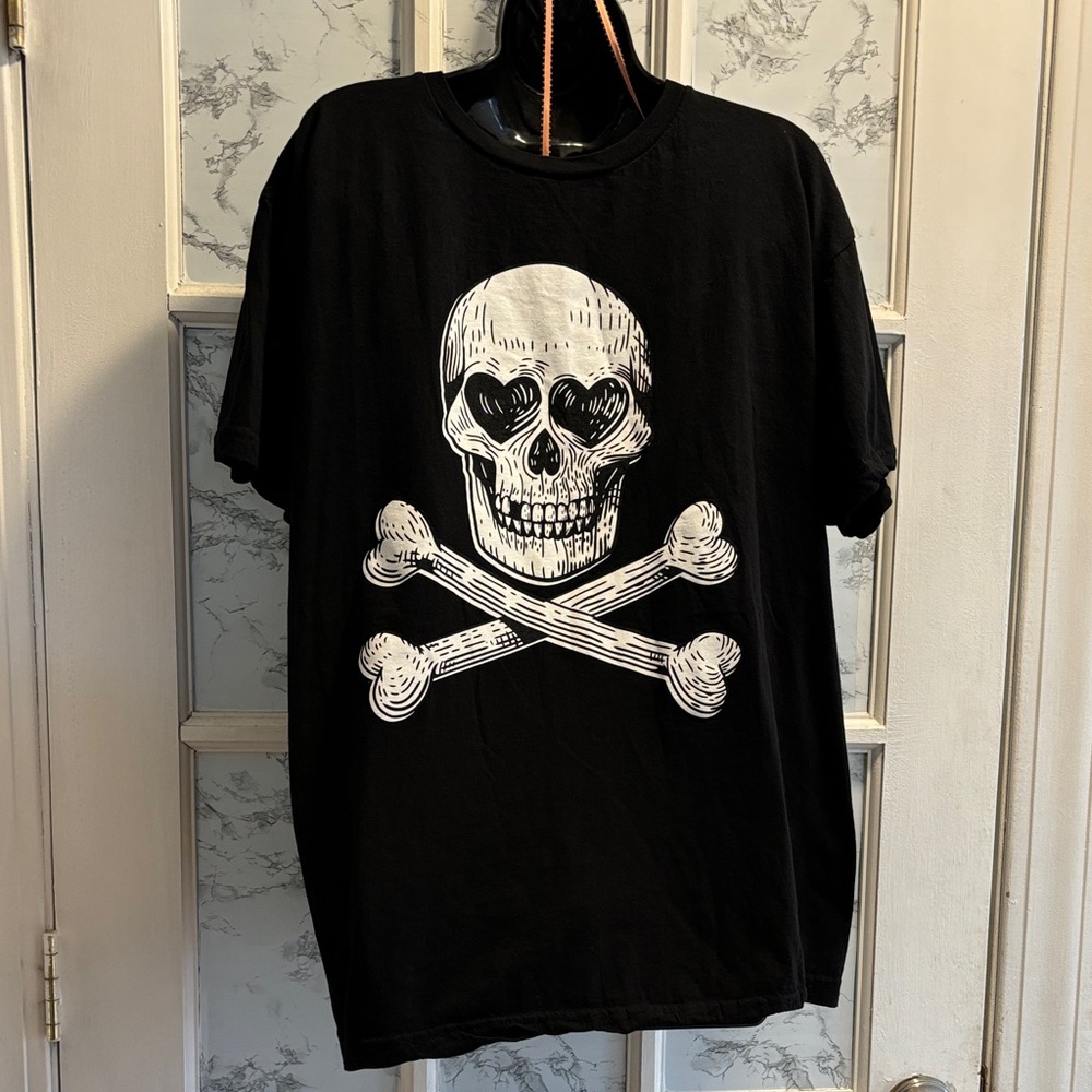 Chomp Size XL 100% Cotton Gently Worn Colored Black White SkullCross bones NWOTS